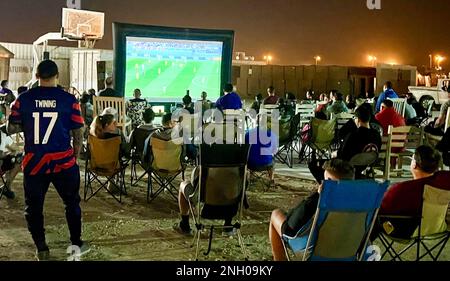 Les membres du service américain et le personnel affecté à la base aérienne de Prince Sultan, Royaume d'Arabie saoudite, assistent à une coupe du monde le 3 décembre 2022. La 378th e Escadre expéditionnaire aérienne et le 378th e Escadron de soutien de la Force expéditionnaire organisent des événements visant à améliorer la qualité de vie et le moral de la SAEA. Banque D'Images