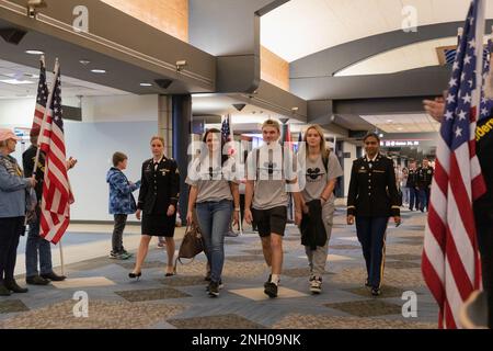 ÉTATS-UNIS Les soldats de la Réserve de l'armée, avec le Commandement du maintien (expéditionnaire) 316th, escortent une famille Gold Star pour commencer leur voyage sur le Snowball Express à l'aéroport international de Pittsburgh, Pennsylvanie, le 3 décembre 2022. Le Snowball Express de la Fondation Gary Sinise a été conçu pour offrir une expérience de cinq jours à plus de 1 750 enfants de membres du Service de la chute et à leurs parents ou tuteurs survivants de Walt Disney World, avec un temps spécial pour honorer leurs morts et un mélange de divertissements amusants et de programmes inspirants. Ce sera le premier Snowball Express dans trois ans. Banque D'Images