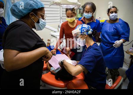 221203-N-TR141-1151 BANÍ (République dominicaine) (3 décembre 2022) Lt. Cmdr. Katiana Cruet, centre, dentiste pédiatrique de San Juan Puerto Rico, Et l'Hospitalman Kimberly Lopez, à droite, un technicien dentaire de Chicago, Illinois, tous deux affectés au navire de l'hôpital USNS Comfort (T-AH 20), travaillent côte à côte avec des dentistes à l'hôpital Nuestra Señora de Regla pendant un échange d'experts en la matière à Baní, République dominicaine, le 3 décembre 2022. Comfort est déployé à la flotte américaine 4th à l'appui de CP22, une mission d'aide humanitaire et de bonne volonté qui mène des soins médicaux directs, des soins vétérinaires expéditionnaires, et Banque D'Images