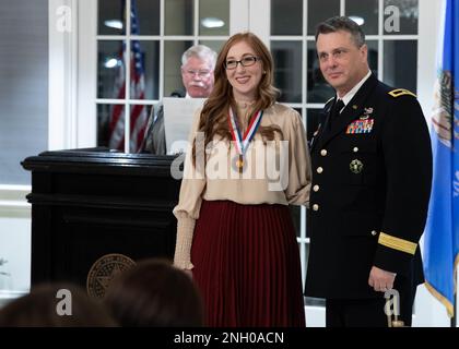 Shannon Lucas, Survivor Outreach Services - Oklahoma, reçoit la médaille Thunderbird de Brig. Le général Thomas H. Mancino, lors du dîner familial Gold Star et de la cérémonie d'éclairage des arbres, qui s'est tenue au Phillips Pavilion, à l'hôtel du gouverneur de l'Oklahoma, à Oklahoma City, le 3 décembre 2022. Le dîner familial Gold Star et la cérémonie d'éclairage des arbres ont eu lieu en l'honneur des 20 membres de la Garde nationale de l'Oklahoma qui sont morts à l'étranger depuis le 11 septembre 2001. (Photo de la garde nationale de l'armée de l'Oklahoma par le SPC Caleb Stone) Banque D'Images