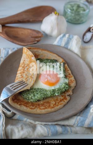 Galette de sarasin - crêpe française de sarrasin avec œuf et bacon Banque D'Images