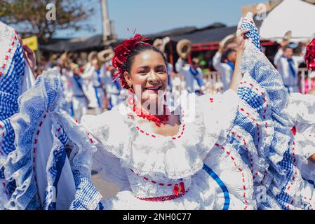 Barranquilla, Colombie. 18th févr. 2023. Les Colombiens défilent et dansent lors du défilé de Batalla de las Flores à Barranquilla, en Colombie, pendant le Carnaval de Barranquilla, le 18 février 2023. Photo par: Roxana Charris/long Visual Press crédit: Long Visual Press/Alay Live News Banque D'Images