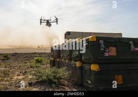 A ÉTATS-UNIS Marine corps MV-22B Osprey avec 3rd Marine Aircraft Wing (MAW) part après avoir livré des missiles Stinger à Marines avec 3rd Low altitude Air Defense Battalion, Marine Air Control Group 38, 3rd Marine Aircraft Wing, pendant l'exercice Steel Knight 23 sur l'île San Clemente, Californie, le 3 décembre 2022. L'exercice Steel Knight 23 offre à 3rd MAW l'occasion d'affiner les combats de guerre au niveau de l'aile à l'appui de la Force expéditionnaire maritime I et de la manœuvre de la flotte. Banque D'Images