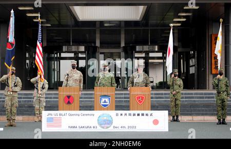 Le général Ryoji Takemoto, commandant général de l'Armée de défense de l'Ouest de la Force terrestre de défense du Japon (JGSDF), le général de division d'infanterie Stephen G. Smith, commandant général de la Division d'infanterie 7th, et les États-Unis Le Brigadier-général du corps maritime Michael A. Brooks, commandant adjoint de la Division Marine 3rd, présente le discours d'ouverture de la cérémonie d'ouverture de Yama Sakura 83 au Camp Kengun, au Japon, le 4 décembre 2022. Yama Sakura est un exercice qui se poursuit depuis plus de 40 ans et qui continue de construire le partenariat bilatéral de la forte alliance américano-japonaise. Banque D'Images