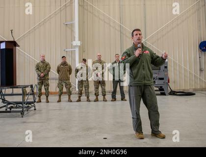 ÉTATS-UNIS Le colonel de la Force aérienne, David “Moon” Halasi-Kun, commandant de l’escadre du 104th Fighter, s’adresse à 104FW aviateurs au cours d’un appel général, le 4 décembre 2022, à la base de la Garde nationale de l’air Barnes, au Massachusetts. Au cours de l'appel général, Moon a annoncé les lauréats des prix au niveau des ailes et a présenté des informations sur divers sujets tels que la sécurisation de nouveaux avions, l'entraînement des ailes et les États-Unis Le concept Agile combat Employment de la Force aérienne. Banque D'Images