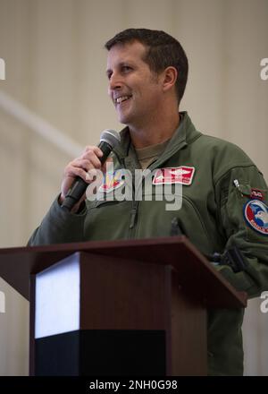 ÉTATS-UNIS Le colonel de la Force aérienne, David ‘Moon’ Halasi-kun, commandant de l’escadre du 104th Fighter, s’adresse à 104FW aviateurs au cours d’un appel général, le 4 décembre 2022, à la base de la Garde nationale de l’air Barnes, au Massachusetts. Au cours de l'appel général, Moon a annoncé les lauréats des prix au niveau des ailes et a présenté des informations sur divers sujets tels que la sécurisation de nouveaux avions, l'entraînement des ailes et les États-Unis Le concept Agile combat Employment (ACE) de la Force aérienne. Banque D'Images