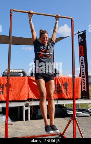 Un participant à Tough Mudder concurrence dans un bras de deux minutes pour une chance de gagner des prix de Tough Mudder, après la course à Bartow, Floride, le 4 décembre 2022. Les participants ont traversé divers obstacles sur 5, 10 ou 15 kilomètres et ont participé à des défis physiques à la base d'origine avec des recruteurs du corps des Marines et d'autres vendeurs. Banque D'Images