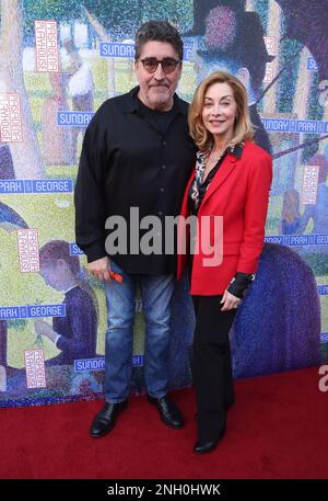 Alfred Molina, Sharon Lawrence, à la soirée d'ouverture pour « Sunday in the Park with George » au Passadena Playhouse à Pasadena, Californie, États-Unis sur 19 février 2022. Photo de Fati Sadou/ABACAPRESS.COM Banque D'Images