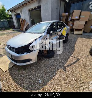 Tbilissi, Géorgie - 26 juillet 2022 : voiture de taxi Volkswagen gris cassé. Banque D'Images