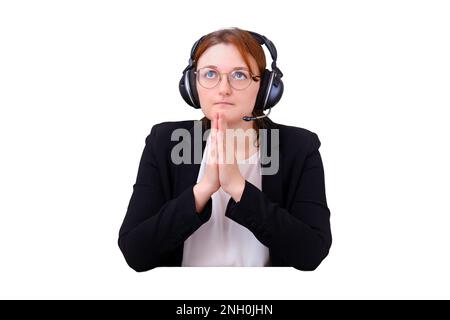 Une femme prie Dieu à un ordinateur pendant l'isolement en raison d'un coronavirus, isolé sur un fond blanc. Religion et confession en appel vidéo en ligne Banque D'Images