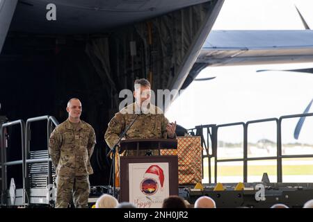 ÉTATS-UNIS Andrew Roddan, commandant de l'escadre du transport aérien du 374th septembre, prononce un discours lors de la cérémonie de l'opération de chute de Noël à la base aérienne d'Andersen, à Guam, le 5 décembre 2022. Cette année marque la répétition de l'opération Christmas Drop en 71st, qui offre aux équipages l'occasion d'améliorer leurs compétences dynamiques de livraison tout en apportant de l'aide aux personnes dans le besoin. Banque D'Images