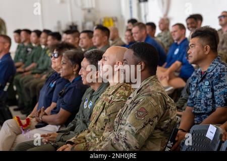 Le Sergent-chef Jerry Dunn, 374th Sergent-chef du commandement de l’escadre de l’aérotransport, assiste à la cérémonie de remise des forces de Noël à la base aérienne d’Andersen, à Guam, le 5 décembre 2022. L'opération Christmas Drop est un événement annuel qui fournit de l'aide aux communautés insulaires des îles Mariannes du Nord, des États fédérés de Micronésie et de la République des Palaos. Banque D'Images