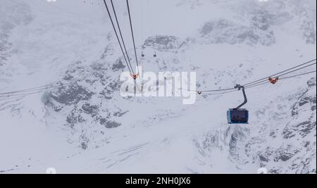 Zermatt, Suisse - 11 novembre 2019: Téléphérique du paradis du mont Cervin descendant dans un environnement enneigé sur une pente de montagne. Banque D'Images