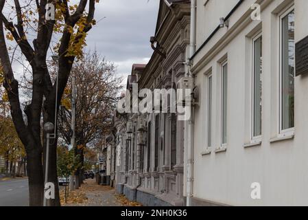 Chisinau, Moldavie - 30 octobre 2022 - Une tapisserie du temps : les bâtiments historiques de Chisinau dans la splendeur automnale Banque D'Images