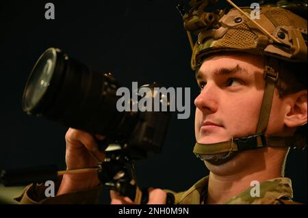 Le sergent d'état-major Aaron Irvin, compagnon de caméra de combat du 1st Escadron de caméras de combat, documente une scène lors de l'exercice Green Goblin à la joint base Charleston, Caroline du Sud, le 5 décembre 2022. Cet exercice de quatre jours offre une formation adaptée et essentielle à la vision nocturne pour préparer les avions de combat aux capacités photographiques et vidéo améliorées requises pour capturer des images dans des environnements peu éclairés et sans lumière. Banque D'Images