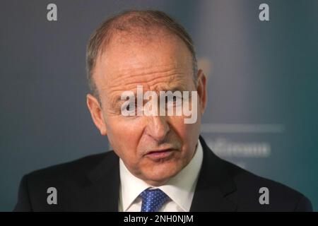 Photo du dossier datée du 03/02/23, de Tanaiste Micheal Martin, parlant aux médias au Secrétariat du gouvernement irlandais à Belfast, à la suite de ses rencontres avec les dirigeants politiques de Stormont. M. Martin discutera du soutien de l'UE à l'Ukraine lorsqu'il assistera à une réunion du Conseil des affaires étrangères à Bruxelles.Date de publication: Vendredi 3 février 2023. Banque D'Images