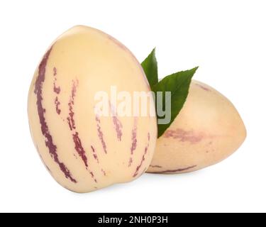 Melons de pepino mûrs frais et feuilles vertes sur fond blanc Banque D'Images