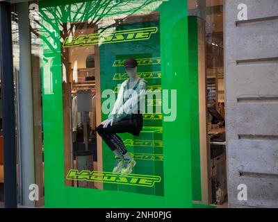 Bordeaux , Aquitaine France - 12 02 2023 : logo marque lacoste et texte signe sur les fenêtres vert design façade magasin mode ville rue Banque D'Images