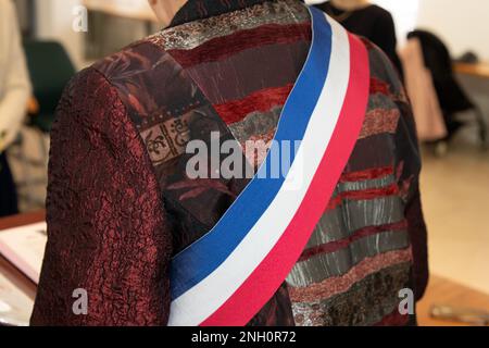 Femme française maire avec foulard france drapeau tricolore lors de la célébration officielle à l'hôtel de ville Banque D'Images