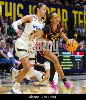 Haas Pavilion Berkeley Calif, États-Unis. 19th févr. 2023. CA ÉTATS-UNIS L'USC avance Kadi Sissoko (30) vers le panier pendant le jeu de basket-ball NCAA pour femmes entre les chevaux de Troie USC et les ours d'or de Californie. La Californie a battu USC 81-78 en heures supplémentaires au Haas Pavilion Berkeley en Californie. Thurman James/CSM/Alamy Live News Banque D'Images
