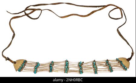 Collier indien en coquillages, rayures turquoise et cuir. Isolé sur blanc avec espace de copie Banque D'Images