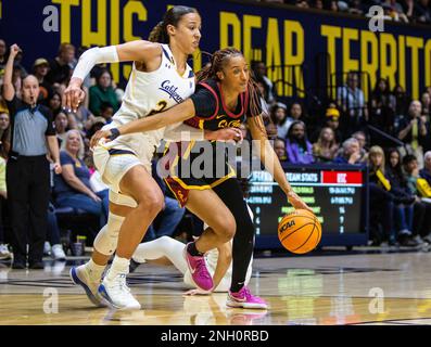 Haas Pavilion Berkeley Calif, États-Unis. 19th févr. 2023. CA ÉTATS-UNIS L'USC avance Kadi Sissoko (30) vers le panier pendant le jeu de basket-ball NCAA pour femmes entre les chevaux de Troie USC et les ours d'or de Californie. La Californie a battu USC 81-78 en heures supplémentaires au Haas Pavilion Berkeley en Californie. Thurman James/CSM/Alamy Live News Banque D'Images