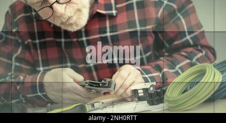 Électricien senior dénudage d'un fil, motif géométrique Banque D'Images