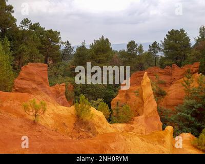 Parc naturel Roussillon avec rochers rouges en Luberon Provence France Banque D'Images