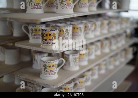 Des tasses sur le thème du roi Charles III exposées lors de la production de pièces décorées à la main de la prochaine collection Coronation, à l'usine de poterie Emma Bridgewater à Stoke on Trent. Les pièces recherchées sont décorées et tirées à l'usine du Staffordshire, prête pour le couronnement officiel du roi plus tard cette année. Date de la photo: Jeudi 2 février 2023. Banque D'Images