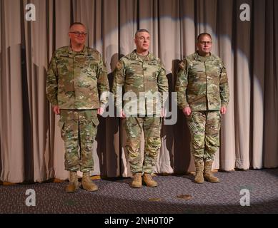 Les adjudants-chefs de commandement 5 William Erickson (à gauche) et Brian Searcy (à droite) sont honorés et reconnus par le major général Michael Turley (au centre), adjudant général. La Garde nationale de l’Armée de l’Utah accueille son nouvel adjudant-chef de commandement lors d’une cérémonie de changement de responsabilité, le 5 décembre 2022, dans l’auditorium du quartier général de Draper. Au cours de la cérémonie, l’Adjudant-chef de commandement 5 Brian Searcy cède le rôle de chef de commandement de la Garde nationale de l’Armée de l’Utah à l’Adjudant-chef de commandement 5 William Erickson. Banque D'Images