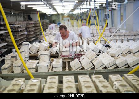 Travailleurs de l'usine de poterie Emma Bridgewater à Stoke on Trent, pendant la production de pièces décorées à la main de la prochaine collection King Charles III Coronation. Les pièces recherchées sont décorées et tirées à l'usine du Staffordshire, prête pour le couronnement officiel du roi plus tard cette année. Date de la photo: Jeudi 2 février 2023. Banque D'Images