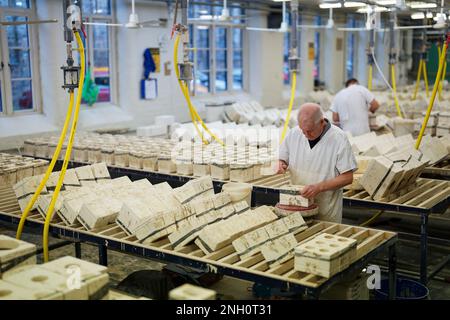 Travailleurs de l'usine de poterie Emma Bridgewater à Stoke on Trent, pendant la production de pièces décorées à la main de la prochaine collection King Charles III Coronation. Les pièces recherchées sont décorées et tirées à l'usine du Staffordshire, prête pour le couronnement officiel du roi plus tard cette année. Date de la photo: Jeudi 2 février 2023. Banque D'Images