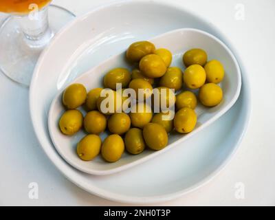 Bouquet d'olives vertes marinées sur la table Banque D'Images