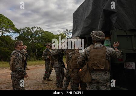 ÉTATS-UNIS Marines avec 3rd Bataillon de soutien à l'atterrissage, Régiment de logistique de combat 3, 3rd Marine Logistics Group, décharger le matériel d'une remorque de remplacement de véhicule tactique moyenne pendant l'exercice, cheval de travail d'hiver, à l'aire d'entraînement centrale, Camp Hansen, Okinawa, Japon, 5 décembre, 2022. Un cheval de travail d'hiver est un exercice annuel pour le CLR-3 pour former à l'exécution des tâches essentielles de la mission dans les environnements austères déployés à l'avant. Banque D'Images