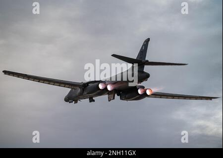 Un danseur B-1B prend son envol pour une mission d'intégration à l'école d'armes à la base aérienne de Nellis, Nevada, le 5 décembre 2022. États-Unis L'École d'armes de la Force aérienne enseigne des cours d'instructeurs de niveau supérieur qui offrent une formation avancée en matière d'emploi d'armes et de tactiques aux officiers et aux spécialistes inscrits des forces aériennes de combat et de mobilité. Banque D'Images