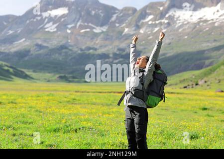 Randonneur heureux levant les bras et hurlant célébrant des vacances dans la nature Banque D'Images