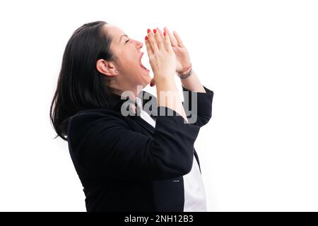 Femme d'affaires en tenue de forme costume intelligent criant avec les mains autour de la bouche à vide copyspace pour la publicité isolée sur fond blanc Banque D'Images