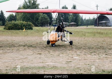 le parapente avec moteur est debout sur le sol, se préparant au décollage. Banque D'Images