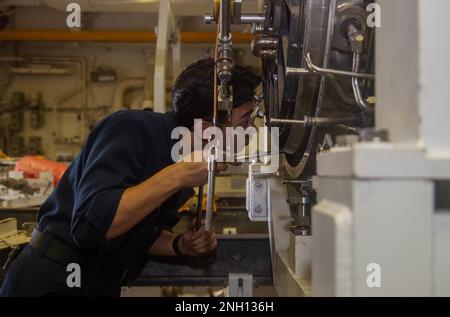 221206-N-JO823-1091 MER DES PHILIPPINES (6 décembre 2022) Aviation le compagnon de machiniste Airman William Garcia, de Temecula, Californie, retire les boulons d'une turbine à basse pression à bord des États-Unis Le seul porte-avions de la Marine, le USS Ronald Reagan (CVN 76), en mer des Philippines, décembre 6. Ronald Reagan, le navire amiral du Carrier Strike Group 5, fournit une force prête à combattre qui protège et défend les États-Unis, et soutient les alliances, les partenariats et les intérêts maritimes collectifs dans la région Indo-Pacifique. Banque D'Images