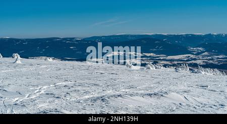Les montagnes jéeniky avec les collines Keprnik et Praded depuis le sommet de la colline de Kralicky Sneznik pendant la journée d'hiver avec ciel clair Banque D'Images