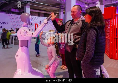 Exposition de robots, Federal Tour MTS Robostations. Les visiteurs avec des enfants interagissent avec les expositions. Russie, Rostov-sur-le-Don - 31 mars 2019 Banque D'Images