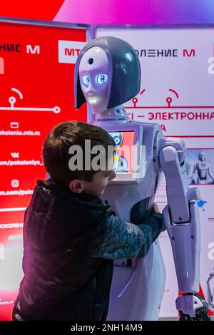 Exposition de robots, Federal Tour MTS Robostations. Les visiteurs interagissent avec les expositions. Robot de câlins de garçon. Russie, Rostov-sur-le-Don - 31 mars 2019 Banque D'Images