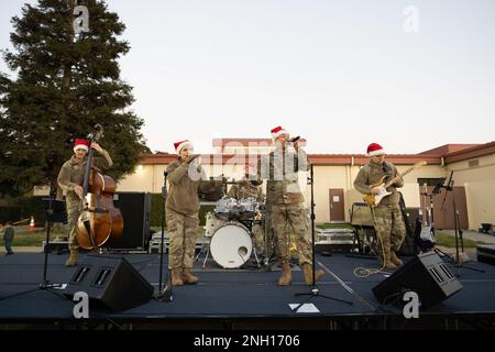 États-Unis La bande aérienne du Golden West se produit lors d'une cérémonie d'éclairage des arbres de Noël à la base aérienne de Travis, en Californie, le 6 décembre 2022. Les familles de l'AFB de Travis se sont réunies pour un éclairage d'arbres de Noël, de la musique de Band of the Golden West et une visite du Père Noël. (Photo de la Force aérienne par Chustine Minoda) Banque D'Images