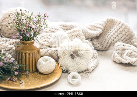 Intérieur confortable avec fils pour tricoter. Banque D'Images
