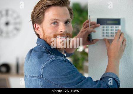 un conseiller en sécurité a installé une alarme antivol dans la chambre Banque D'Images