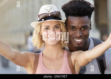 couple mixte prenant un selfie avec un smartphone Banque D'Images