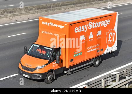 Vue avant latérale aérienne du chauffeur de minibus de ramassage et de livraison Easy Storage Iveco fait partie de la famille DE MARQUES FACILES à conduire sur la route autoroutière britannique Essex Angleterre Banque D'Images