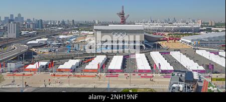 Vue aérienne 2012 Olympic Park rangées de tentes blanches de contrôle de sécurité et de mise à l'épreuve, avec personnel militaire, stades et gratte-ciel de Londres au-delà Banque D'Images