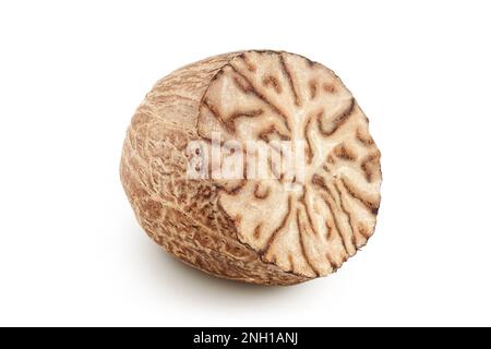 nutmeg à moitié isolé sur fond blanc avec une profondeur de champ totale. Vue de dessus. Pose à plat Banque D'Images