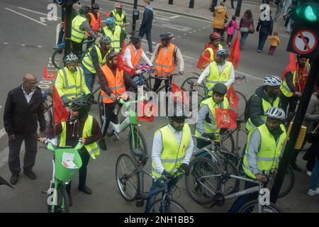 Un groupe de Tamouls sri-lankais protestent contre le génocide de leur peuple dans leur pays d'origine, sur la place du Parlement, le 17th février 2023, à Londres, en Angleterre. Banque D'Images